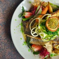 ein Teller mit Essen, bestehend aus einem Sandwich und Gemüse in der Unterkunft Aparthotel Góralski Spa 2 in Białka Tatrzańska