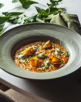 un tazón de comida en una sartén sobre una mesa en Naatooh Guest Houses, en Florianópolis