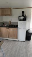 Kitchen o kitchenette sa Mobil-home camping 4 &eacute;toiles N35