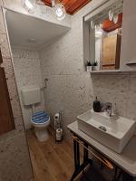 Kúpeľňa v ubytovaní Studio apartment Bertolina, 50m from sea