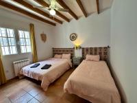 Posteľ alebo postele v izbe v ubytovaní Villa Málaga con Piscina Vallada, Barbacoa y hermosas vistas by AndaraHolidays