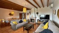 Televízia a/alebo spoločenská miestnosť v ubytovaní Villa Málaga con Piscina Vallada, Barbacoa y hermosas vistas by AndaraHolidays