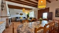 Posedenie v ubytovaní Villa Málaga con Piscina Vallada, Barbacoa y hermosas vistas by AndaraHolidays