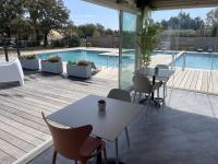 Bazén v ubytovaní Résidence hôtelière les hameaux de saint cyprien appartement 2 chambres alebo v jeho blízkosti