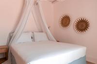 Postel nebo postele na pokoji v ubytování Senses Luxury Suites & Villas
