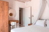 Postel nebo postele na pokoji v ubytování Senses Luxury Suites & Villas