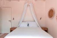 Postel nebo postele na pokoji v ubytování Senses Luxury Suites & Villas