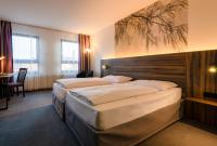 una habitación de hotel con dos camas en una habitación en City Hotel Fortuna Reutlingen, en Reutlingen