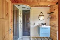 a bathroom with a shower and a sink at Paisible et insolite chalet pour 4 personnes a Penmarch in Penmarch