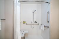 Holiday Inn Express & Suites Atlanta Airport NE - Hapeville by IHGにあるバスルーム