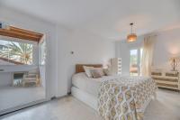 Łóżko lub łóżka w pokoju w obiekcie Marbella Villa Monteros