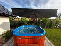 Bazén v ubytování Lake HouseLubniewice domek całoroczny z jacuzzi blisko jeziora nebo v jeho okolí