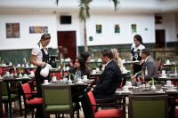 un grupo de personas sentadas en mesas en un restaurante en EXECUTIVE SUITES VALENCIA, en Valencia