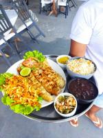 un piatto di alimenti a base di pesce, riso e altri alimenti di Eco Hotel Fischer LTDA a Engenho Araci