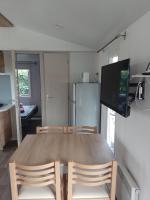 Kuchyňa alebo kuchynka v ubytovaní SAS MHVACANCES LOUE MOBILHOME 2 CHAMBRES PROCHE CHATEAUX et ZOO BEAUVAL