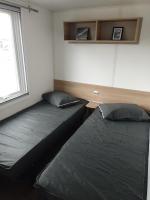 Posteľ alebo postele v izbe v ubytovaní SAS MHVACANCES LOUE MOBILHOME 2 CHAMBRES PROCHE CHATEAUX et ZOO BEAUVAL