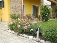 A garden outside B&B Mimosa e Lillà