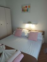 Postel nebo postele na pokoji v ubytování Helen Apartments
