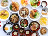 Un montón de diferentes platos de comida en una mesa. en Dormy Inn Gifu Ekimae, en Gifu