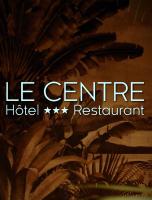 Un cartel que anuncia un hotel con el hospital Wordsene Centre. en Hotel Restaurant du Centre et du Lauragais, en Castelnaudary