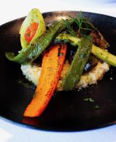 un plato de comida con verduras encima del arroz en Hotel Restaurant du Centre et du Lauragais, en Castelnaudary