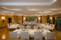 En restaurant eller et andet spisested på KUDU LODGE & CAMPSITE