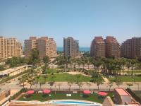 un parque con mesas y sombrillas en una ciudad en Torremar 6 Frontal 2 Amaneceres de Oropesa 2ªlinea de Playa, en Oropesa del Mar