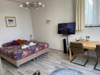 Een TV en/of entertainmentcenter bij Plato by Hofstad Studio’s
