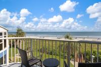 einen Balkon mit Stühlen und Strandblick in der Unterkunft Club Wyndham Westwinds in Myrtle Beach