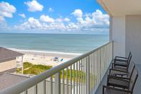 einen Balkon mit 2 Stühlen und Strandblick in der Unterkunft Club Wyndham Westwinds in Myrtle Beach