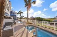 ein Swimmingpool mit Palmen und einem Gebäude in der Unterkunft Club Wyndham Westwinds in Myrtle Beach