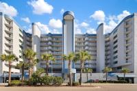 ein großes Gebäude mit Palmen davor in der Unterkunft Club Wyndham Westwinds in Myrtle Beach