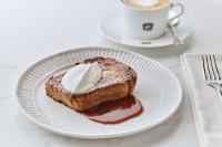 特拉维夫The George Tel Aviv的一盘面包，上面抹着鲜奶油，还有一杯咖啡。