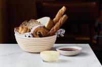 特拉维夫The George Tel Aviv的一篮子面包和一碗黄油