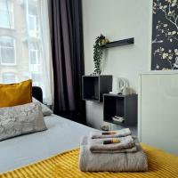 Een bed of bedden in een kamer bij Hotel 't Witte Huys Scheveningen