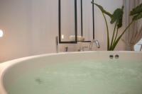 Kúpeľňa v ubytovaní Aristotelia Gi - Premium Luxury Villas with Private Pools