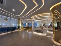 ein Wohnzimmer mit einem Essbereich und einer Decke in der Unterkunft La Vita Phuket Rawai in Rawai Beach