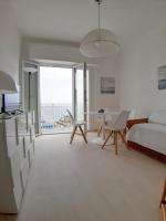 Posteľ alebo postele v izbe v ubytovaní Spectacular sea view - 3 minutes walk from the sea