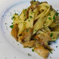 un plato de pasta en un plato blanco en Il Borgo Ospitale - Albergo Diffuso, en Rotonda