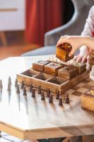 Boissey-le-ChâtelにあるChâteau de Tillyの木製のチェス盤でチェスをする女性