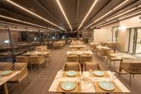 トラブゾンにあるFirst Joy Hotelのテーブルと椅子と窓のあるダイニングルーム