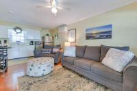 ein Wohnzimmer mit Couch und Küche in der Unterkunft Steps to Ocean North Myrtle Beach Condo with Porch! in Myrtle Beach