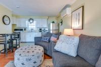 ein Wohnzimmer mit Couch und Tisch und eine Küche in der Unterkunft Steps to Ocean North Myrtle Beach Condo with Porch! in Myrtle Beach