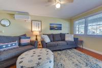 ein Wohnzimmer mit einer Couch und einem Sessel in der Unterkunft Steps to Ocean North Myrtle Beach Condo with Porch! in Myrtle Beach