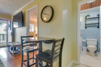 Ein Badezimmer in der Unterkunft Steps to Ocean North Myrtle Beach Condo with Porch!