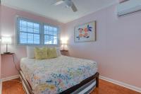 Ein Bett oder Betten in einem Zimmer der Unterkunft Steps to Ocean North Myrtle Beach Condo with Porch!
