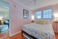 Ein Bett oder Betten in einem Zimmer der Unterkunft Steps to Ocean North Myrtle Beach Condo with Porch!
