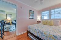 Ein Bett oder Betten in einem Zimmer der Unterkunft Steps to Ocean North Myrtle Beach Condo with Porch!