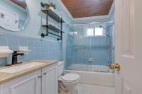 Ein Badezimmer in der Unterkunft Steps to Ocean North Myrtle Beach Condo with Porch!