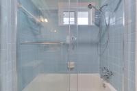 Ein Badezimmer in der Unterkunft Steps to Ocean North Myrtle Beach Condo with Porch!
